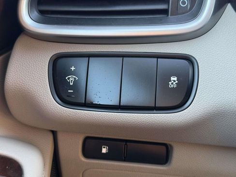 Used 2017 Kia Sorento LX w/ LX Convenience Package image 19