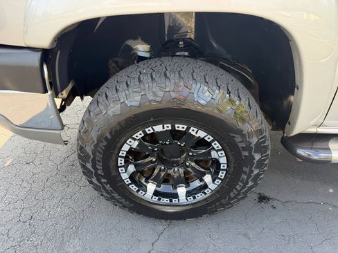 Used 2004 Chevrolet Silverado 2500 LT w/ Heavy-Duty Power Package AWD/4WD image 11