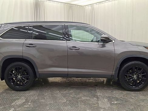 Used 2019 Toyota Highlander SE image 4