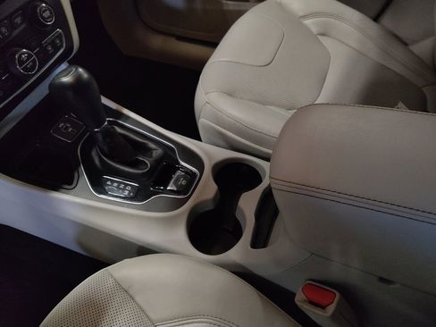 Used 2019 Jeep Cherokee Limited w/ Technology Group FWD image 26