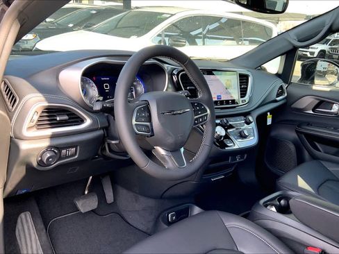 New 2026 Chrysler Pacifica Select image 6