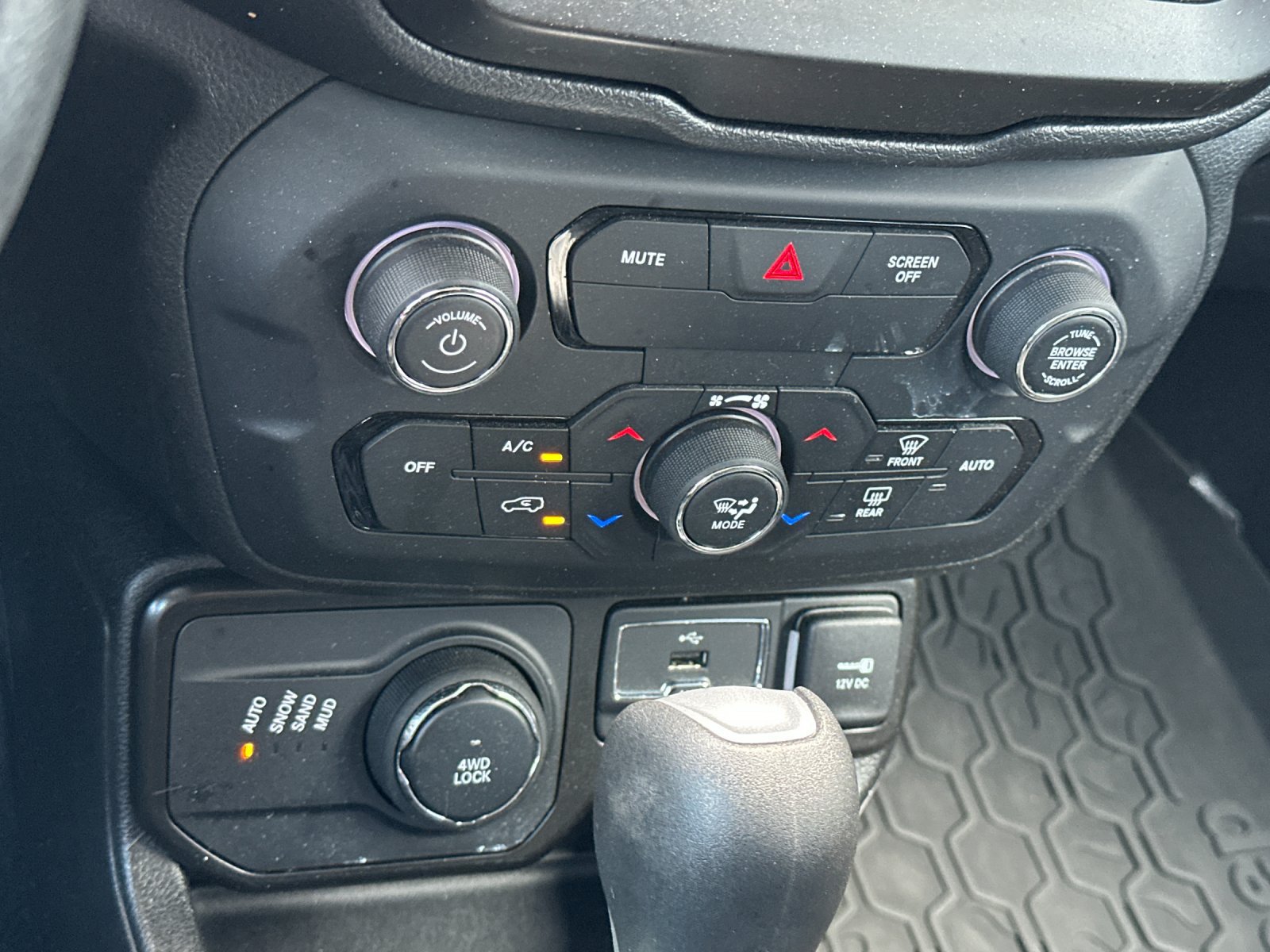 Used 2020 Jeep Renegade Altitude AWD/4WD image 19
