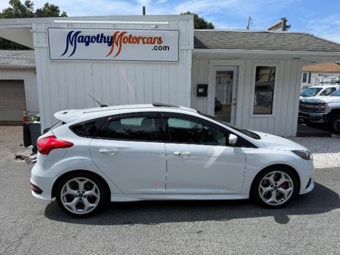 Used 2017 Ford Focus ST w/ Equipment Group 402A FWD image 2