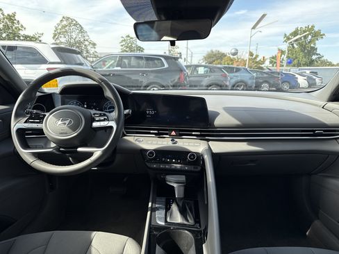 Used 2025 Hyundai Elantra SEL FWD image 14