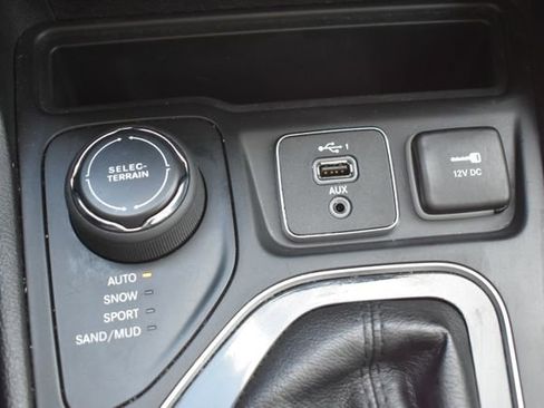 Used 2019 Jeep Cherokee Latitude Plus AWD/4WD image 31
