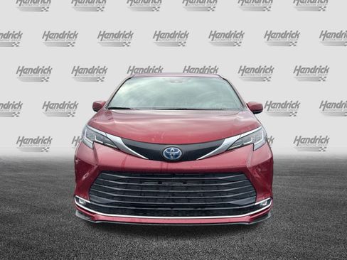 Used 2023 Toyota Sienna XLE image 3