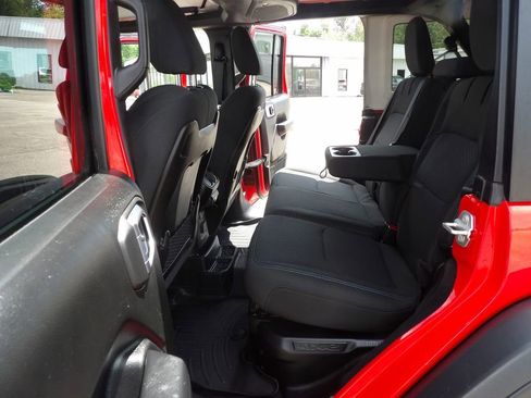Used 2024 Jeep Wrangler Unlimited Rubicon 4xe AWD/4WD image 15
