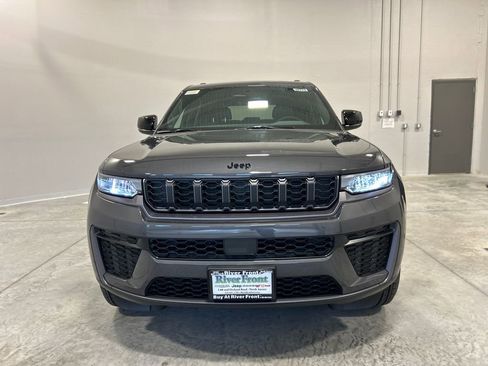 New 2026 Jeep Grand Cherokee Altitude image 3