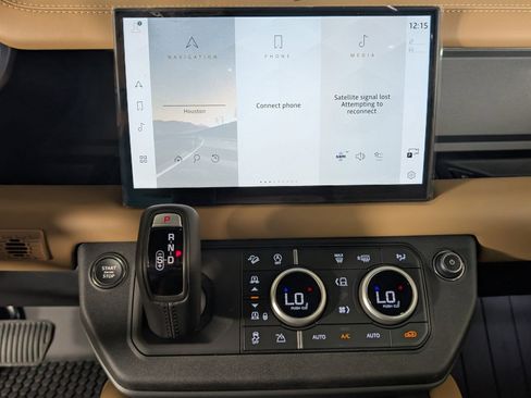 Used 2025 Land Rover Defender 110 S image 19
