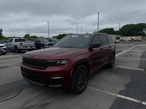Used 2024 Jeep Grand Cherokee L Summit w/ Advanced Protech Group IV AWD/4WD image 4