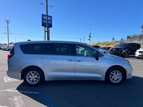 Used 2024 Chrysler Pacifica Touring-L FWD image 5
