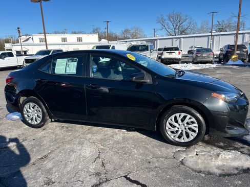 Used 2018 Toyota Corolla LE image 13