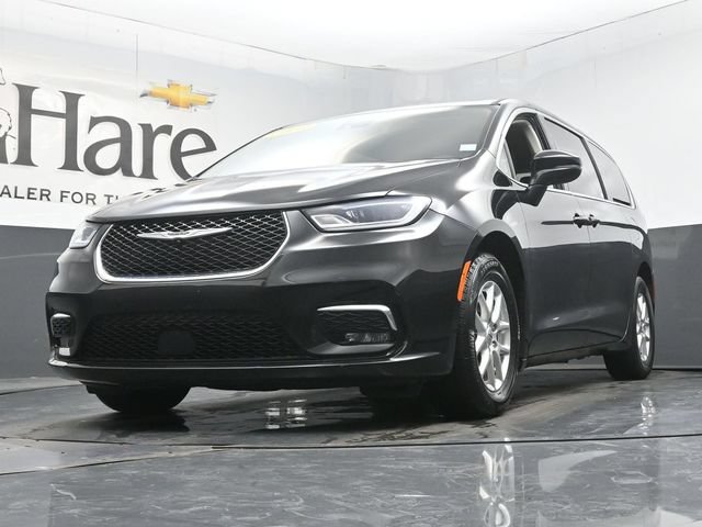 Used 2023 Chrysler Pacifica Touring-L FWD image 4