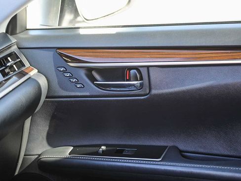 Used 2016 Lexus ES 300h w/ Ultra Luxury Package FWD image 21