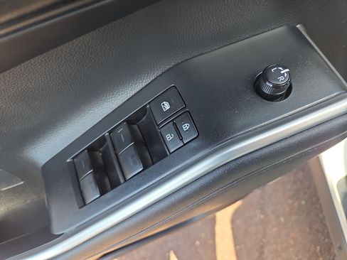 Used 2023 Toyota Highlander LE AWD/4WD image 30