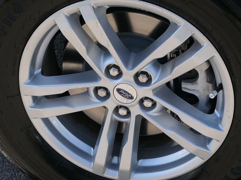 Used 2023 Ford Explorer XLT w/ Equipment Group 202A RWD image 9