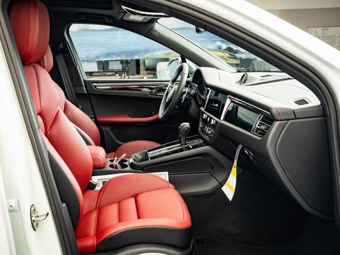 Certified 2025 Porsche Macan Turbo image 23