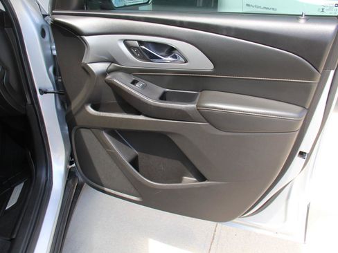 Used 2021 Chevrolet Traverse LS FWD image 24
