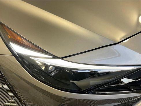 Used 2022 Hyundai Elantra Limited w/ Preferred Accessory Package image 32