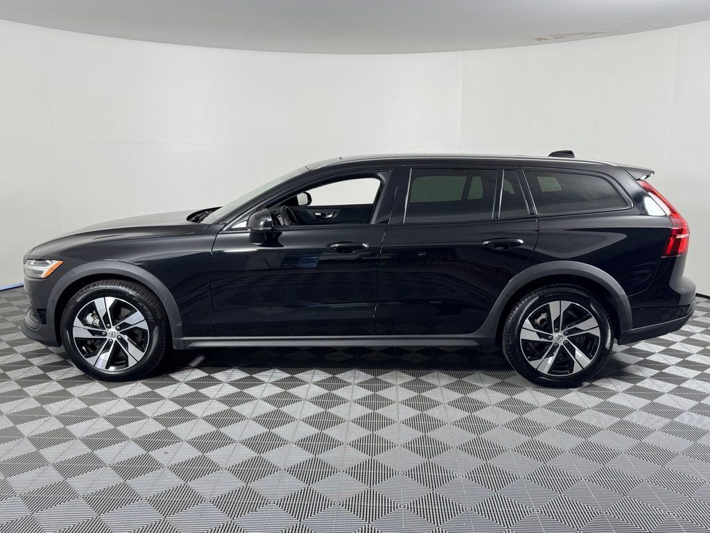 Certified 2025 Volvo V60 B5 Cross Country Plus AWD/4WD image 12