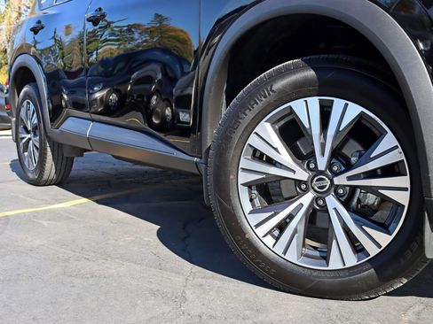 Used 2021 Nissan Rogue SV image 5