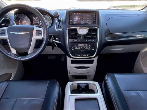 Used 2014 Chrysler Town & Country Touring image 14
