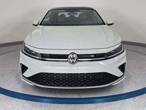 Certified 2025 Volkswagen Jetta SE w/ Sunroof Package FWD image 2
