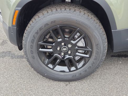 Used 2025 Land Rover Defender 130 S image 9