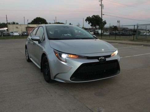 Used 2020 Toyota Corolla LE FWD image 2