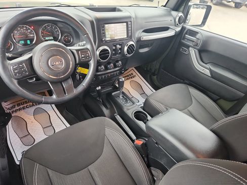 Used 2015 Jeep Wrangler Unlimited Rubicon w/ Connectivity Group image 31