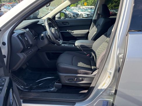 Used 2025 Nissan Pathfinder SV FWD image 23