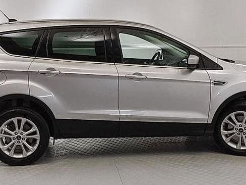 Used 2017 Ford Escape SE image 2