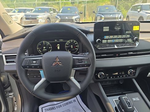 New 2025 Mitsubishi Outlander SE image 15
