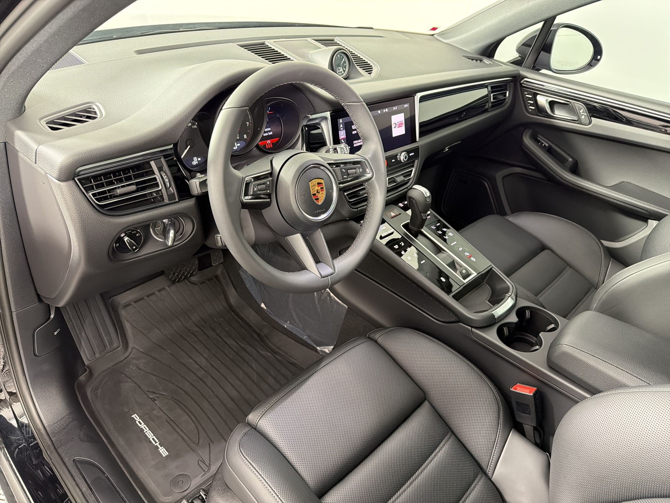 Used 2026 Porsche Macan AWD/4WD image 4