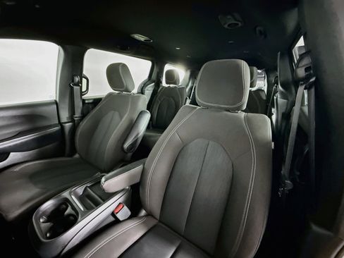 Used 2024 Chrysler Pacifica Touring FWD image 25