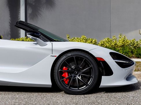 Used 2026 McLaren 750S Spider RWD image 7