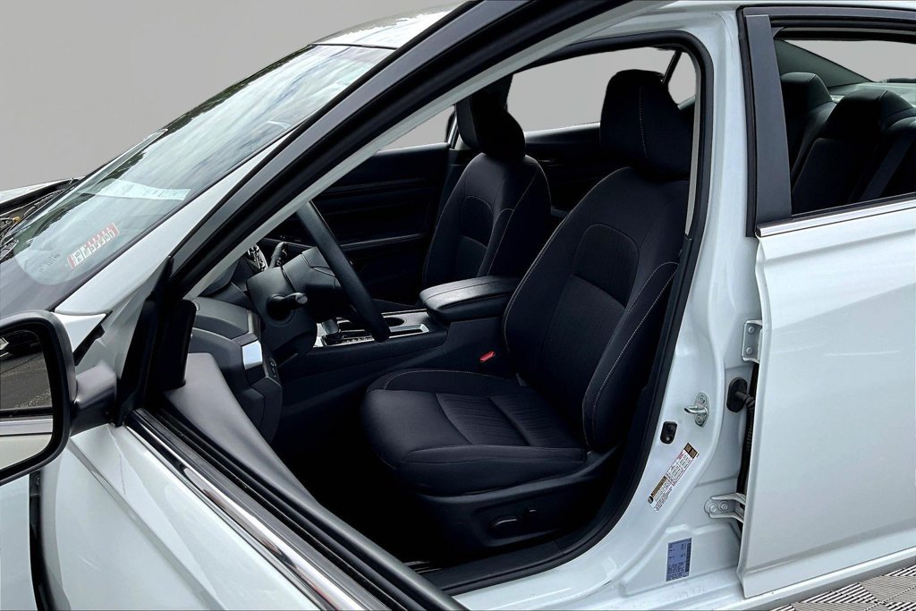 Used 2025 Nissan Altima 2.5 SV FWD image 22
