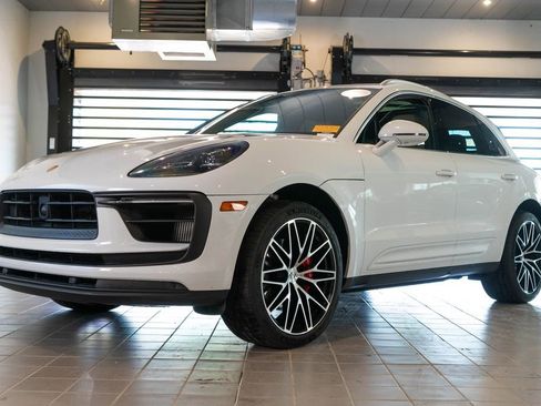 Certified 2023 Porsche Macan S AWD/4WD image 1