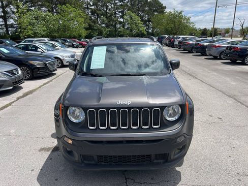 Used 2018 Jeep Renegade Latitude AWD/4WD image 3