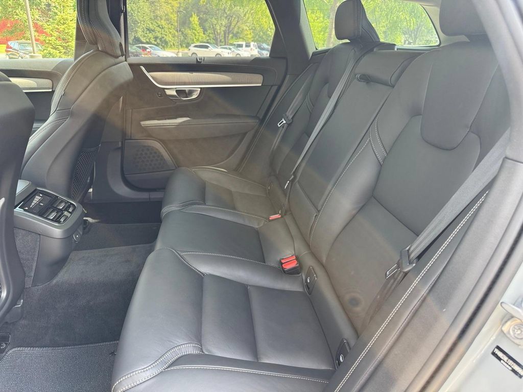Certified 2025 Volvo V90 B6 Cross Country Ultra AWD/4WD image 9