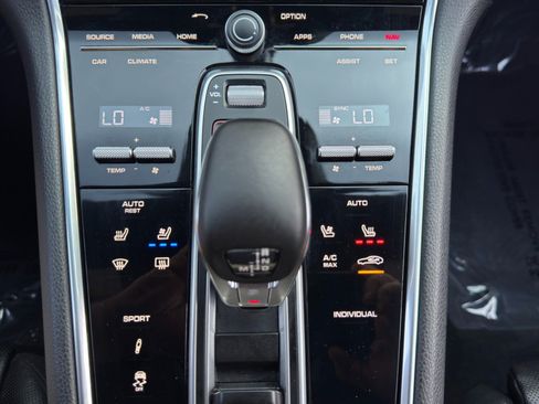Used 2019 Porsche Panamera RWD image 30