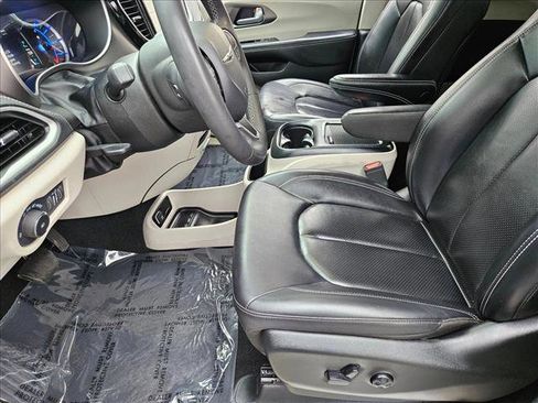 Used 2024 Chrysler Pacifica Select image 16