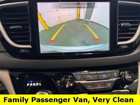 Used 2024 Chrysler Pacifica Touring-L image 16