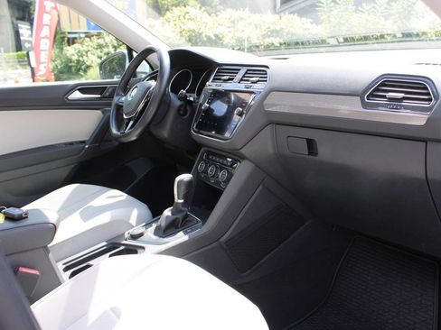 Used 2018 Volkswagen Tiguan SE image 38