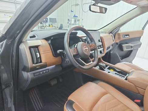 Used 2024 Nissan Pathfinder Platinum FWD image 19