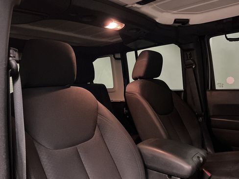 Used 2015 Jeep Wrangler Unlimited Sport w/ Max Tow Package AWD/4WD image 30