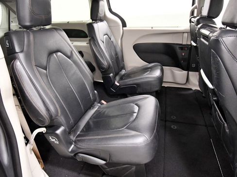 Used 2017 Chrysler Pacifica Touring-L Plus w/ Tire & Wheel Group FWD image 20