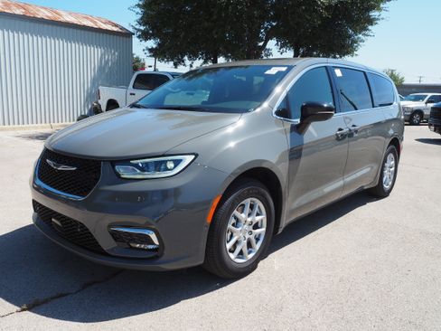 New 2025 Chrysler Pacifica Select w/ Uconnect Theater Family Group image 2