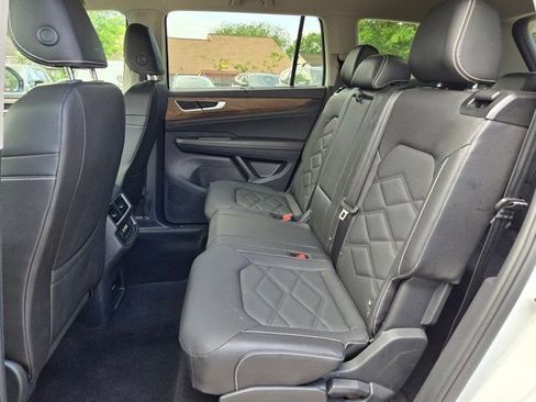 Used 2025 Volkswagen Atlas SE image 25