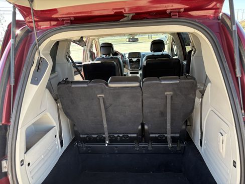 Used 2014 Chrysler Town & Country Touring-L w/ Driver Convenience Group image 12